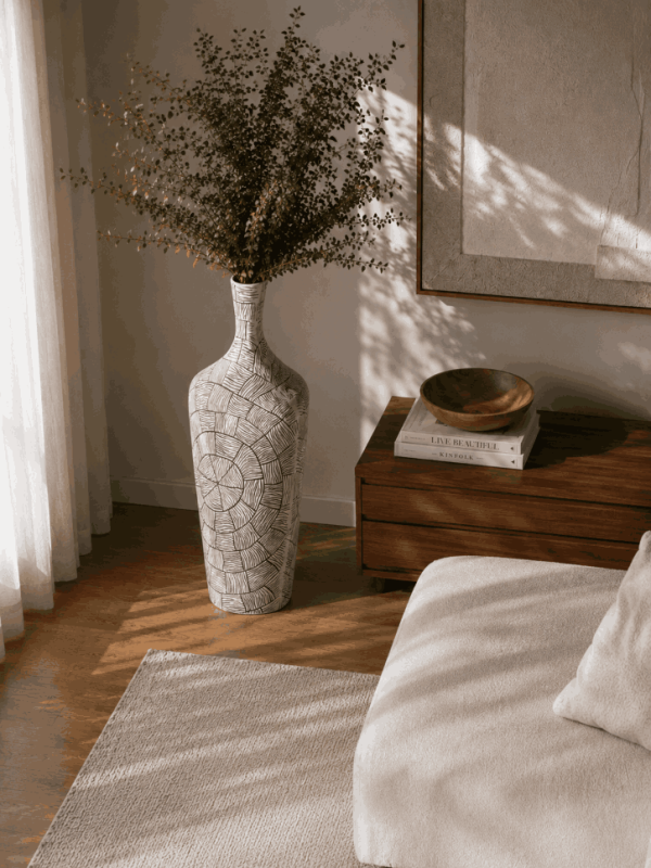 Ваза напольная декоративная с геометрической текстурой